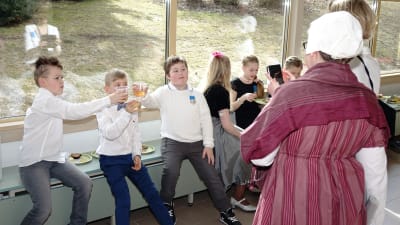 Pojkarna från tredje klassen i Sannäs skola skålar på balen.