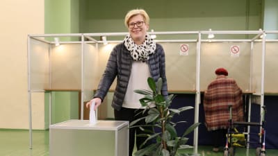 Ingrida Šimonytė röstade i en vallokal i Vilnius på söndagen. 