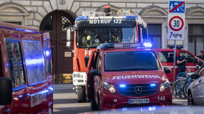 Räddningspersonal utanför raserad byggnad i Wien. En gasexplosion misstänks ligga bakom raset.