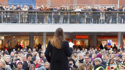 En talare och hundratals mänskor som lyssnar på Sergels torg i Stockholm.
