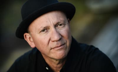 Musikern Micke Allén i svart hatt.