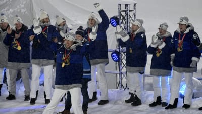 Marko Anttila firar framför lagkamraterna på scen.