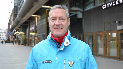Harry Bogomoloff på centralgatan i Helsingfors