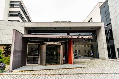Bild av ingången till en tingsrätt.