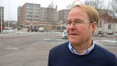Taneli Antikainen poserar på en parkeringsplats, tittar mot vänster.