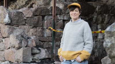 Ulrika Rosendahl står vid en bastion där det har brunnit.
