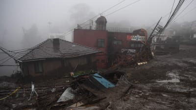 Förstörda byggnader, lera och bråte i jordskredets spår i Atami. Bilden tagen lördagen 3.7.