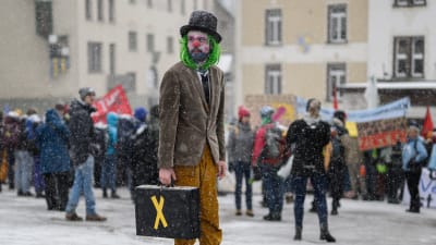Protesterna mot årets Davosmöte har redan börjat. Demonstranter i Davos på söndagen 15.1. 