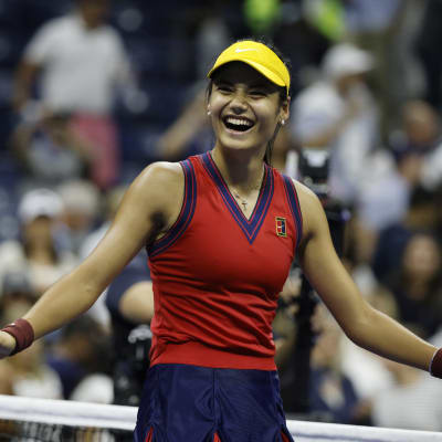 Emma Raducanu jublar efter semifinalen i US Open.