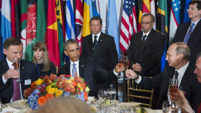 Barack Obama och Vladimir Putin skålar efter tal inför FN:s generalförsamling.