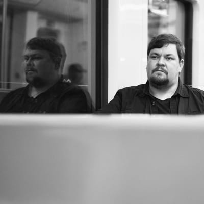 Författaren Mathias Rosenlund i metron.