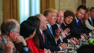 Donald Trump och Republikanernas ledarskap kring ett bord I Vitahuset.