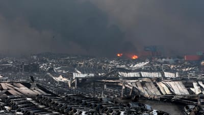 Bilar och containrar förstörda efter explosionen i den kinesiska staden hamnstaden Tianjin, en av landets största städer.