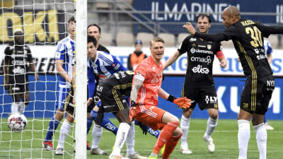 SJK:s målvakt Jesse Öst ser bollen gå in i mål
