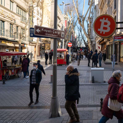 Bitcoinin logo Istanbulin katunäkymässä.