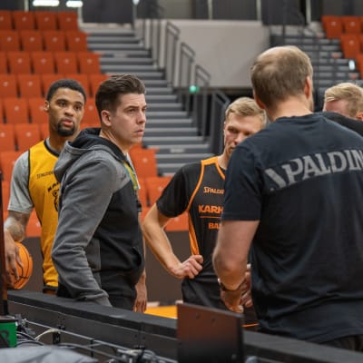 Karhubasketin korintekovastuu jakaantuu tasaisesti usealle pelaajalle. 