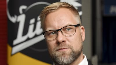 Mikko Manner blickar åt sidan.