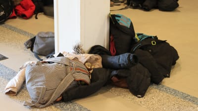 Ytterkläder och skolväskor ligger på golvet utanför matsalen i Ströhö