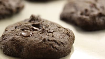 Mörkbruna chokladkex som bakats med johannesbröd.