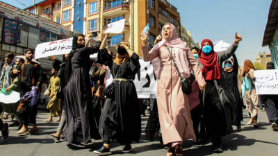 Ihmisiä mielenosoittamassa Kabulissa 7. syyskuuta. 