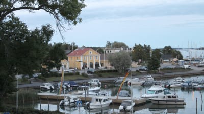 Fritidsbåtar i Dalsbruks småbåtshamn invid de gula magasinen