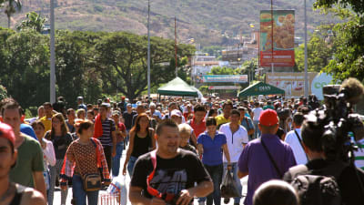 Tuhannet ihmiset ylittämässä rajasiltaa Venezuelasta Kolumbiaan.