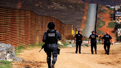 Mexikansk gränspatrull vaktar gränsen till USA. 