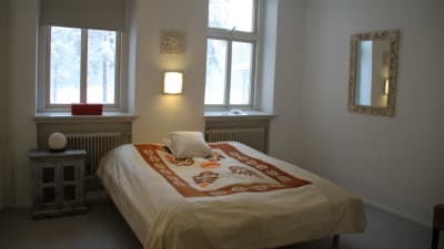 Ett rum med en säng på Hub Feenix i Mjölbolsta.
