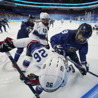Yhdysvaltojen ja Suomen pelaajat taistelevat kiekosta.