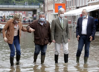 Den belgiska kung Philippe och drottning Matilde besökte också katastrofområdet. Här går de omkring på översvämmade gator i höga stövlar.