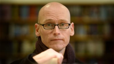 Författaren Jussi Valtonen.