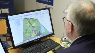 Bengt Aspelin som kollar på en karta via datorn