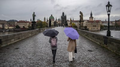 Kvinnor på en bro i Prag