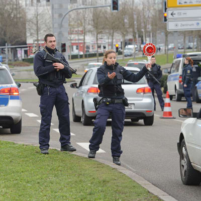 Poliser i Kehl i Tyskland den 8 januari 2015 kontrollerar bilar som kommer från Frankrike dagen efter attacken mot Charlie Hebdo.