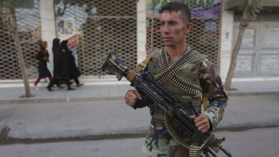 En afghansk patrullerar på en gata i provinsen Herat.