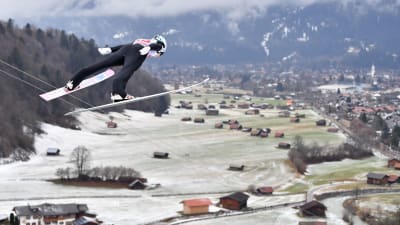 Antti Aalto flyger genom luften
