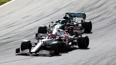 Kimi Räikkönen kör om Sebastian Vettel.