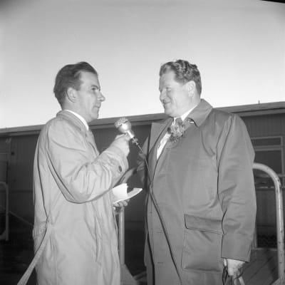 Olympiaselostajien lähtö Seutulan lentokentältä 20.10.1956 klo 7.50. Juhani Haapalainen ja Pekka Tiilikainen.