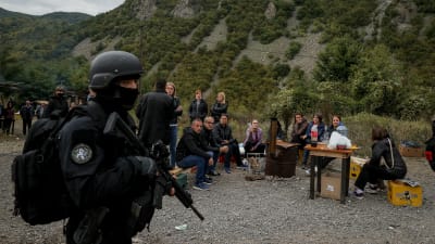 Den kosovanska polisens specialstyrkor vid gränsövergången i Jarinje i september 2021, då det förekom liknande oroligheter där. 