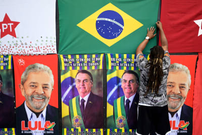Bilder av den brasilianske presidenten och omvalskandidaten Jair Bolsonaro och den tidigare presidenten (2003-2010) och presidentkandidaten Luiz Inacio Lula da Silva 