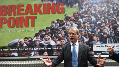 Ukip-ordförande Nigel Farage framför en Brexit-reklam.
