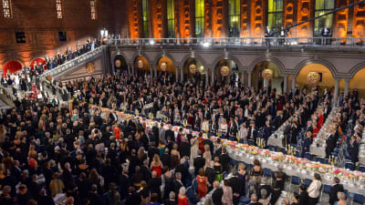 Folk bänkar sig för Nobelbanketten på Stockholms stadshus den 10 december 2015.