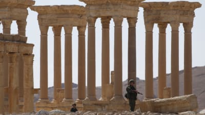 Ryska soldater på vakt vid Tertrapylonporten ifjol våras då jihadisterna hade drivits ut från Palmyra