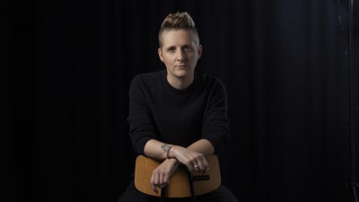 Poeten Martina Moliis-Mellberg sitter på en stol.
