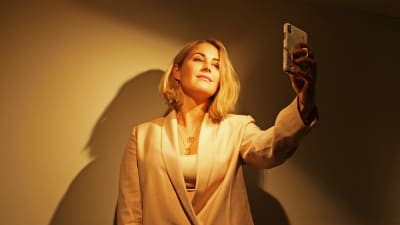 Molly Sandén tar en selfie