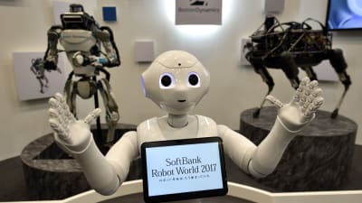 Pepper, gjord av Boston Dynamics, är här utställd på the 'SoftBank Robot World 2017' i Tokyo, Japan, 21 november 2017.