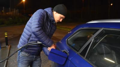 Man tankar gas i Borgå