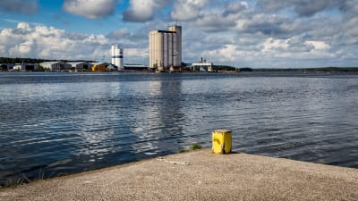 Hamn sedd från havet.