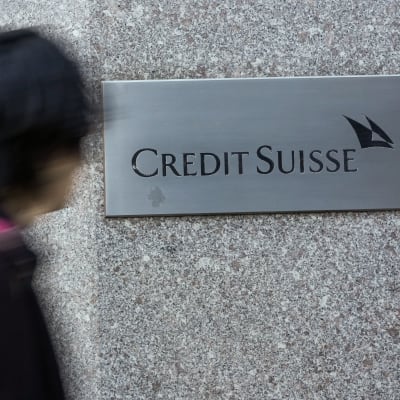 Credit Suissen nimikilpi kadulla.