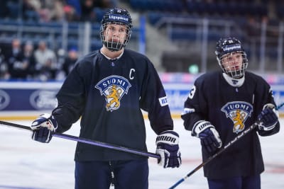 Kasper Halttunen och Aron Kiviharju står på isen.